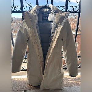 Women’s Ivory North Face Winter Jacket w fur hood (detachable)
